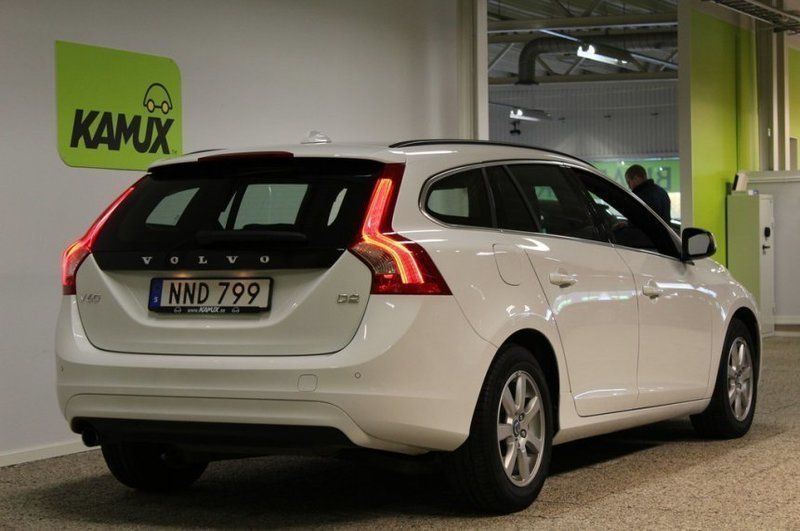 Såld Volvo V60 D2 MOMENTUM 2014-04., begagnad 2014, 5 435 mil i ÖREBRO