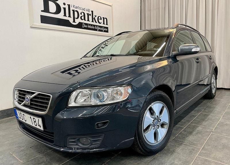 Grå Begagnad 2009 Volvo V50 Momentum Kombi | 49 900 kr (Marknadspris) - Bild 1/3
