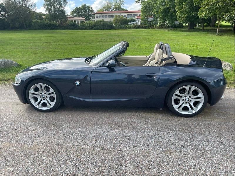 Blå Begagnad 2006 BMW Z4 Cab | 130 000 kr (Marknadspris) - Bild 1/4