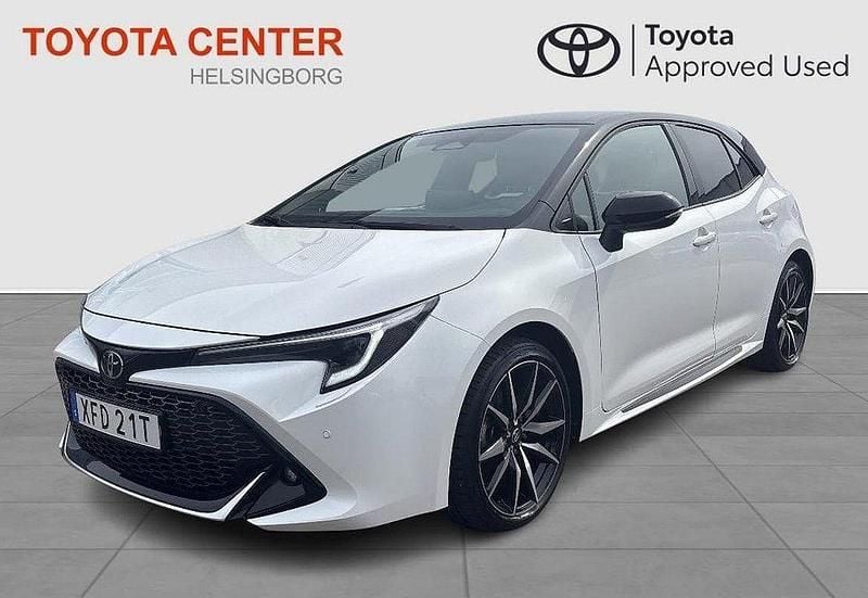 Vit Begagnad 2023 Toyota Corolla Hybrid Sport Halvkombi | 309 900 kr (Marknadspris) - Bild 1/3
