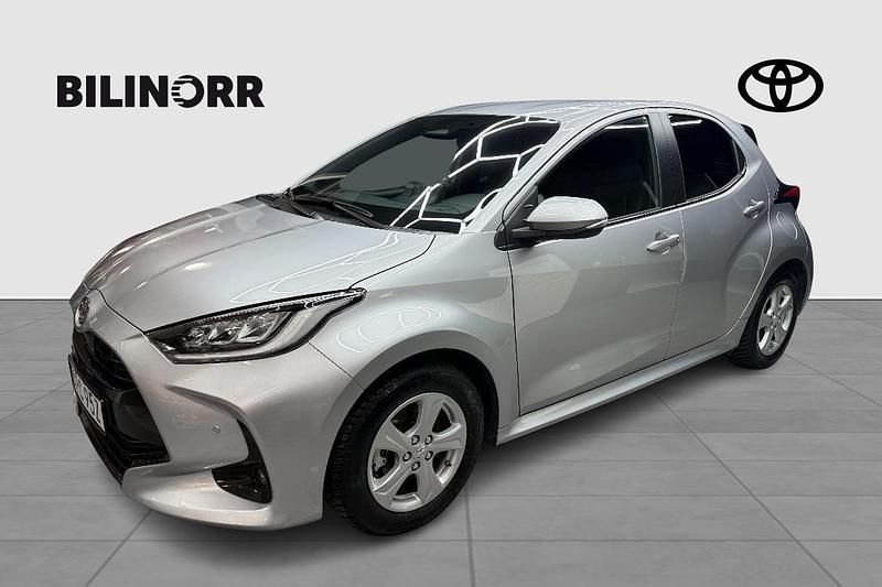 Silver Begagnad 2024 Toyota Yaris Hybrid Style Halvkombi | 269 900 kr (Marknadspris) - Bild 1/4