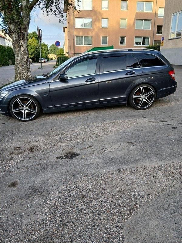 Grå Begagnad 2011 Mercedes C220 Avantgarde Kombi | 62 000 kr (Marknadspris) - Bild 1/4