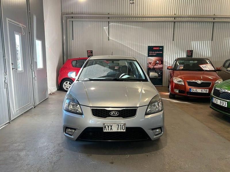 Begagnad Kia Rio 97 HK (71 kW) 2010 Silver Halvkombi