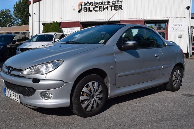 Ljusgrå Begagnad 2003 Peugeot 206 CC Cab | 29 900 kr (Marknadspris) - Bild 1/4
