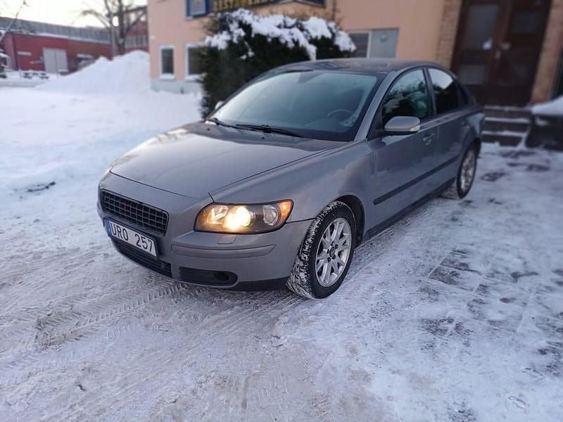 Grå Begagnad 2004 Volvo S40 Sedan | 24 900 kr (Bra pris) - Bild 1/4