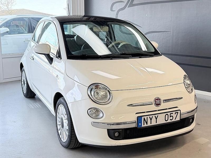 Vit Begagnad 2013 Fiat 500 Lounge Halvkombi | 69 900 kr (Lite dyr) - Bild 1/3