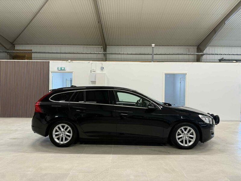 Begagnad Volvo V60 Momentum 150 HK (110 kW) 2011 Svart Kombi