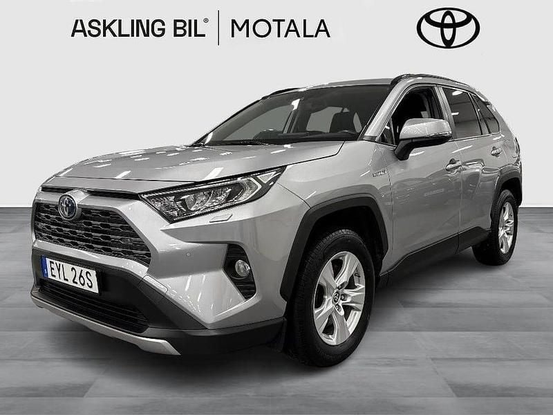 Silver Begagnad 2020 Toyota RAV4 Hybrid Active SUV | 304 000 kr (Marknadspris) - Bild 1/3