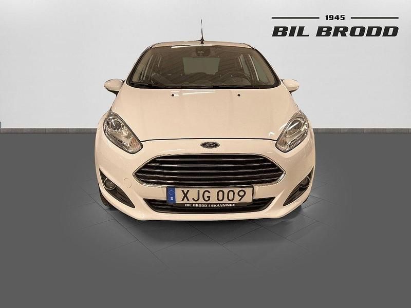Vit Begagnad 2014 Ford Fiesta Titanium Halvkombi | 94 800 kr (Marknadspris) - Bild 1/4