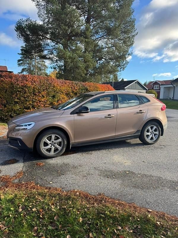 Guld metallic Begagnad 2017 Volvo V40 Halvkombi | 175 000 kr (Superpris) - Bild 1/3