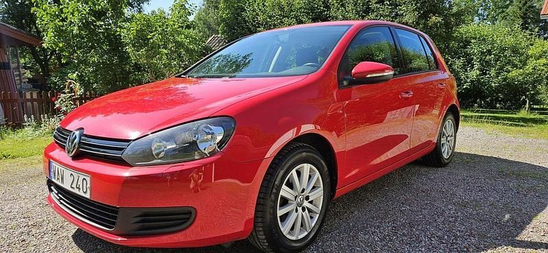 Röd Begagnad 2010 VW Golf VI Halvkombi | 65 000 kr (Marknadspris) - Bild 1/4