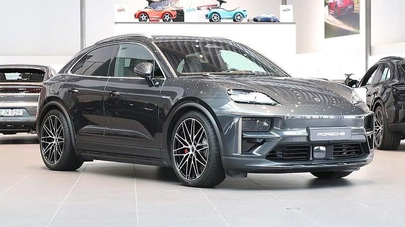 Grå Begagnad 2025 Porsche Macan Turbo SUV | 1 189 000 kr (Marknadspris) - Bild 1/4