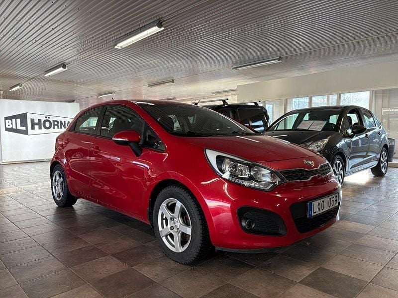 Röd Begagnad 2011 Kia Rio Halvkombi | 79 000 kr (Marknadspris) - Bild 1/4