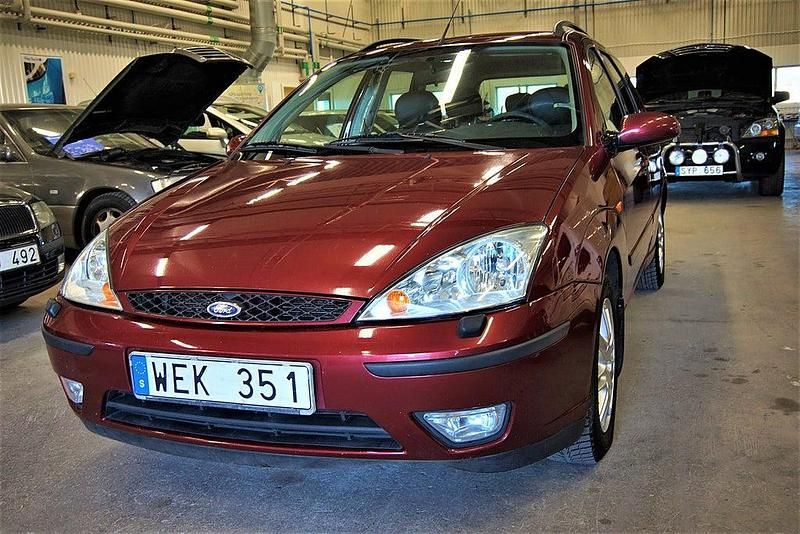 Mörkröd (vinröd) Begagnad 2004 Ford Focus Ghia Kombi | 29 900 kr (Bra pris) - Bild 1/4