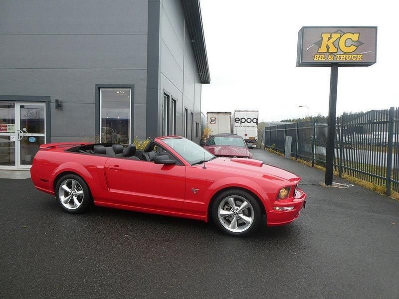 Röd Begagnad 2007 Ford Mustang GT Cab | 258 000 kr (Lite dyr) - Bild 1/4