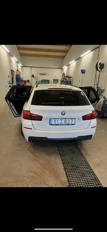 Vit Begagnad 2016 BMW 530 M Sport Kombi | 245 000 kr (Marknadspris) - Bild 1/4