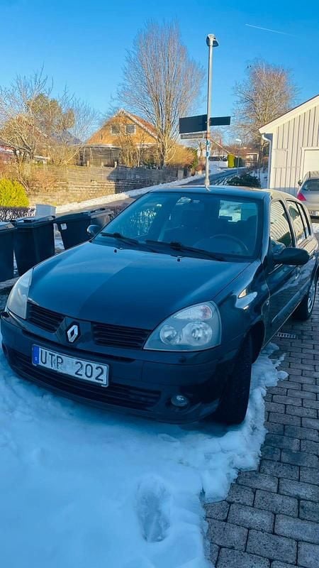 Begagnad Renault Clio II 75 HK (55 kW) 2004 Halvkombi