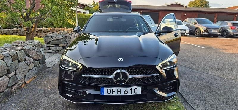 Svart Begagnad 2024 Mercedes C300e AMG line Kombi | 480 000 kr (Superpris) - Bild 1/4