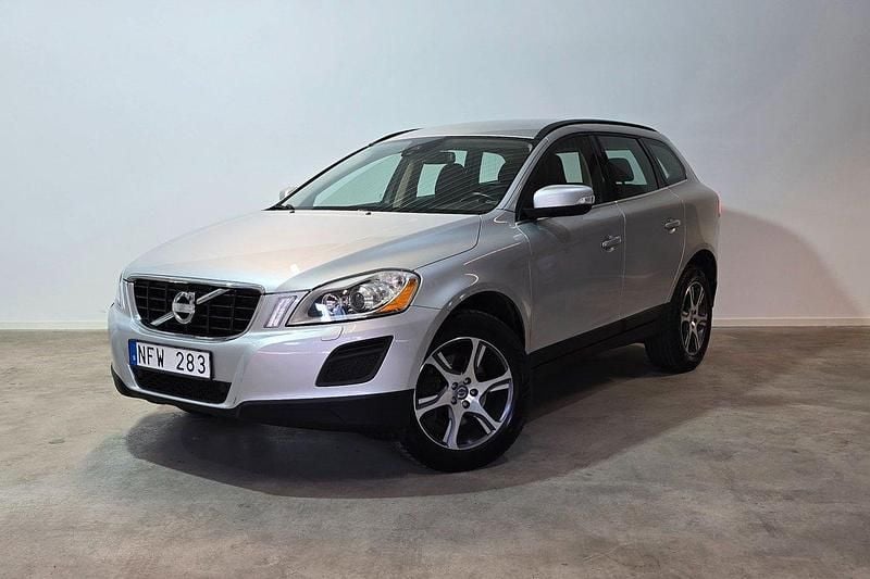 Ljusgrå (grå) Begagnad 2013 Volvo XC60 Momentum SUV | 134 800 kr (Bra pris) - Bild 1/3