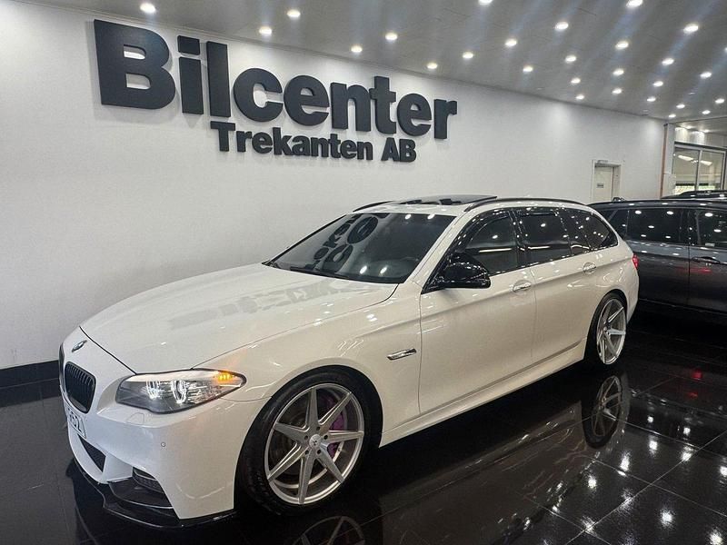Vit Begagnad 2012 BMW M550 M Sport Sedan | 229 900 kr (Marknadspris) - Bild 1/4