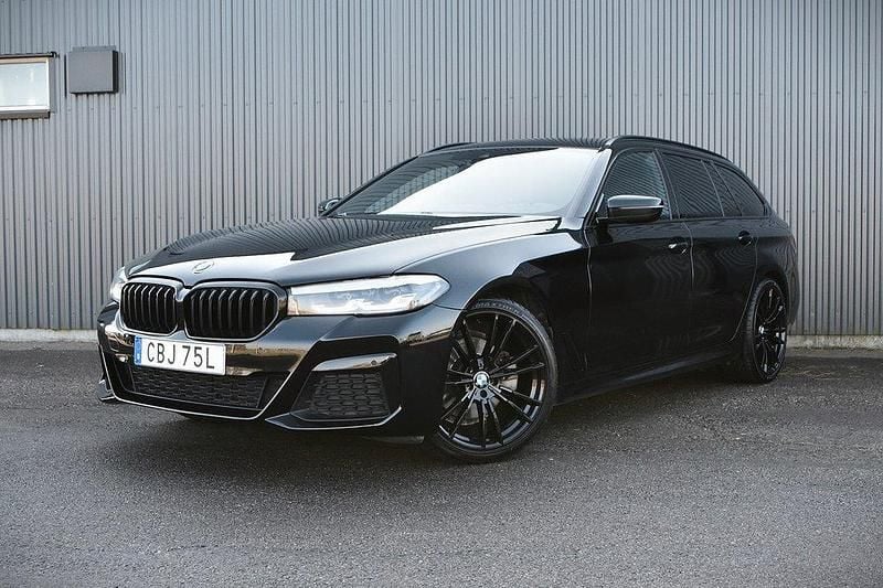 Svart Begagnad 2021 BMW 520 M Sport Kombi | 319 900 kr (Lite dyr) - Bild 1/4