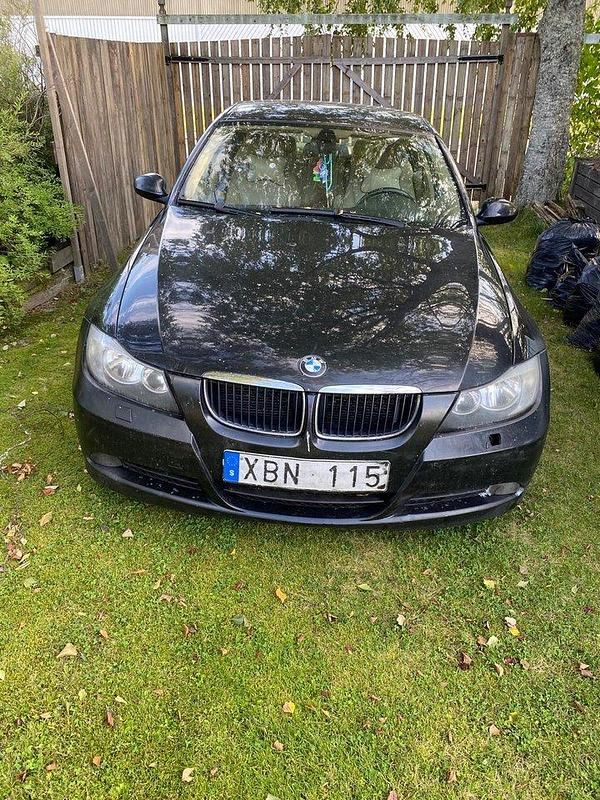 Svart Begagnad 2006 BMW 320 Advantage Sedan | 40 000 kr (Bra pris) - Bild 1/4