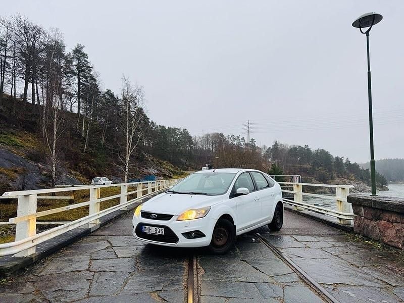 Vit Begagnad 2008 Ford Focus Titanium Halvkombi | 29 900 kr (Marknadspris) - Bild 1/4