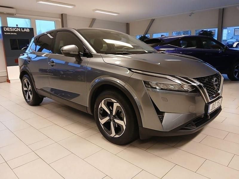 Grå Begagnad 2024 Nissan Qashqai SUV | 359 900 kr (Lite dyr) - Bild 1/4