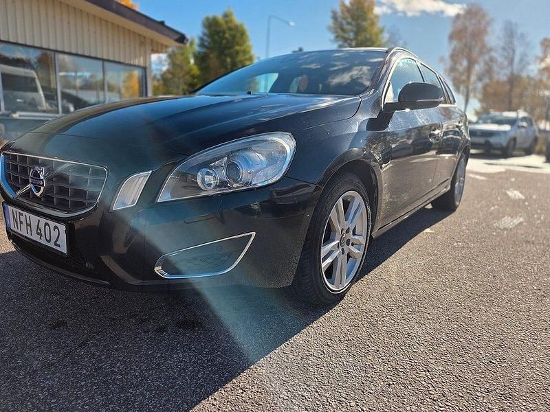 Svart Begagnad 2012 Volvo V60 Momentum Kombi | 119 900 kr (Marknadspris) - Bild 1/4