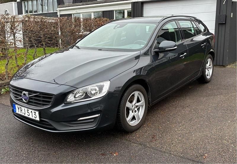 Grå Begagnad 2018 Volvo V60 Kinetic Kombi | 149 000 kr (Superpris) - Bild 1/4