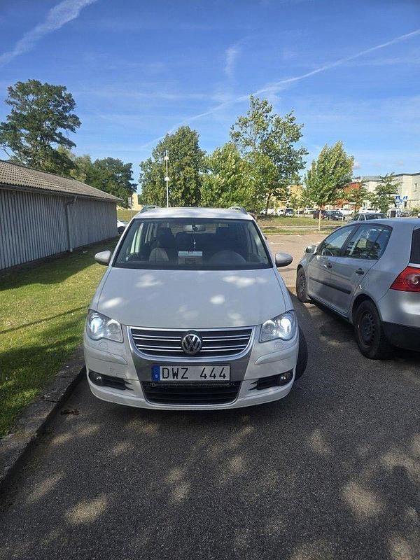 Vit Begagnad 2010 VW Touran Minibuss | 55 000 kr (Superpris) - Bild 1/4