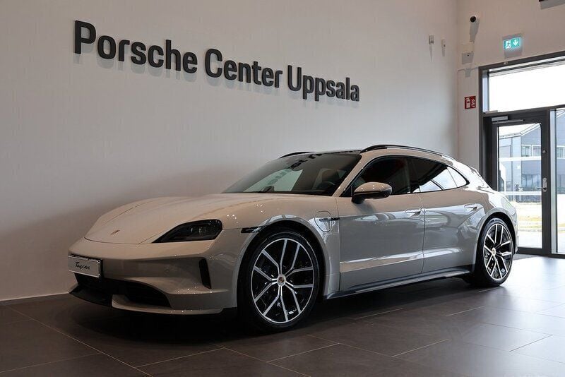Grå Ny 2024 Porsche Taycan Sport Turismo Sedan | 1 380 990 kr (Marknadspris) - Bild 1/4