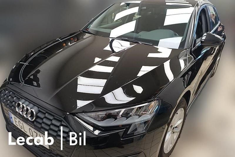 Svart (brilliantsvart) Begagnad 2023 Audi A3 Sportback Proline Halvkombi | 254 500 kr (Marknadspris) - Bild 1/1