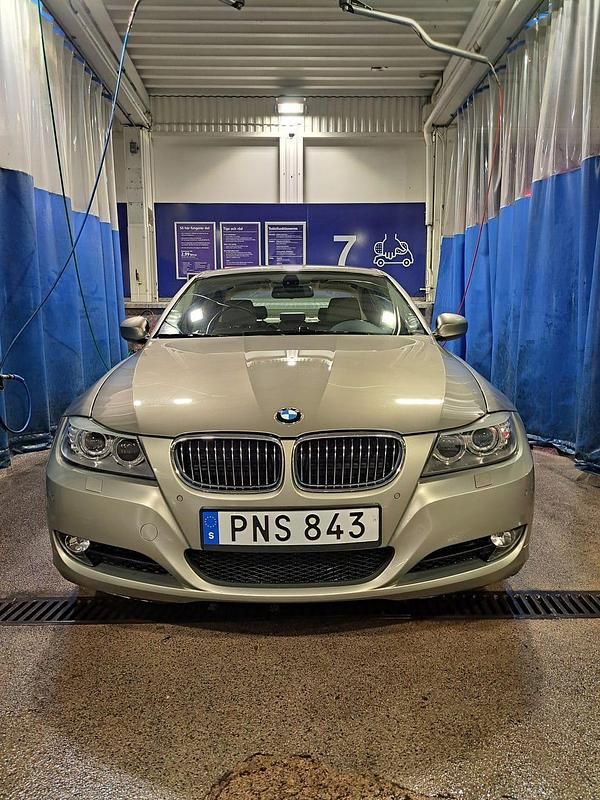 Begagnad BMW 318 143 HK (105 kW) 2009 Sedan