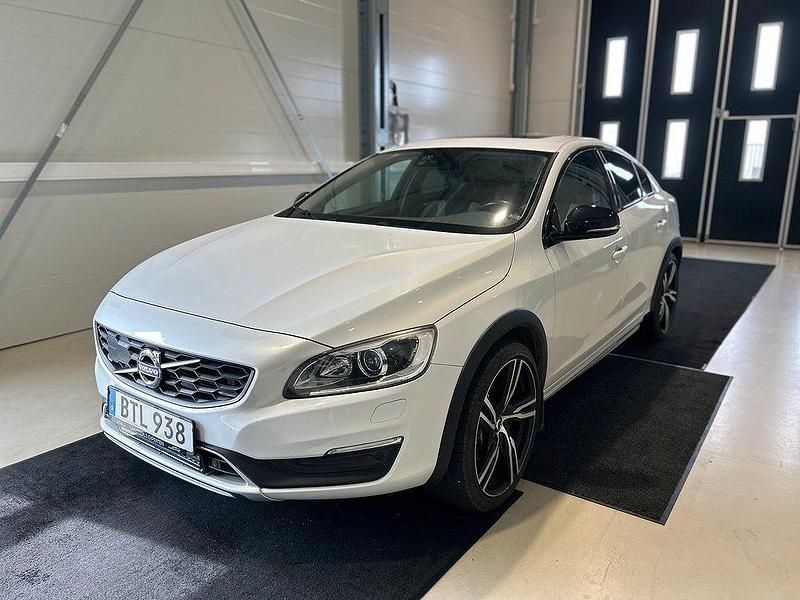 Vit Begagnad 2016 Volvo S60 CC Summum Sedan | 229 900 kr (Lite dyr) - Bild 1/4