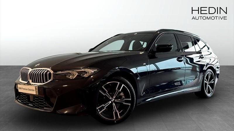 Svart (black) Begagnad 2024 BMW 330e M Sport Kombi | 536 700 kr (Lite dyr) - Bild 1/4