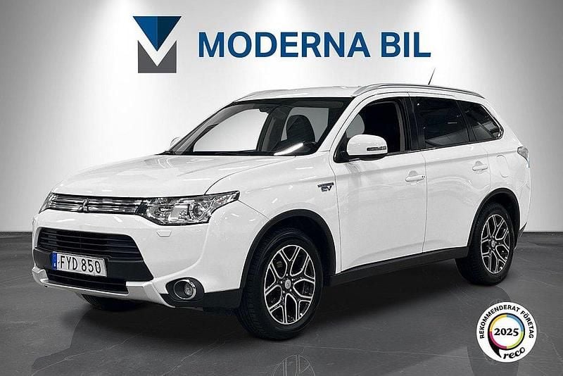 Vit Begagnad 2015 Mitsubishi Outlander P-HEV SUV | 119 900 kr (Marknadspris) - Bild 1/4