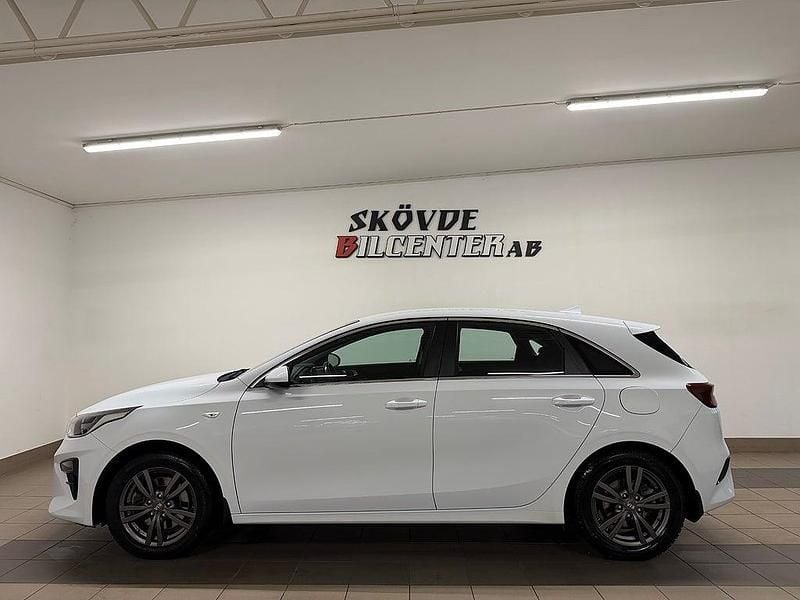 Vit Begagnad 2019 Kia Ceed Halvkombi | 129 500 kr (Marknadspris) - Bild 1/4