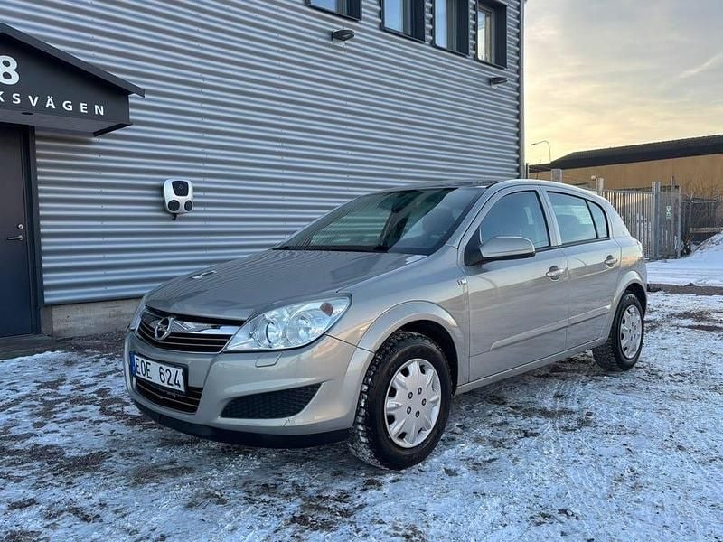 Grå Begagnad 2007 Opel Astra Halvkombi | 29 000 kr (Marknadspris) - Bild 1/4
