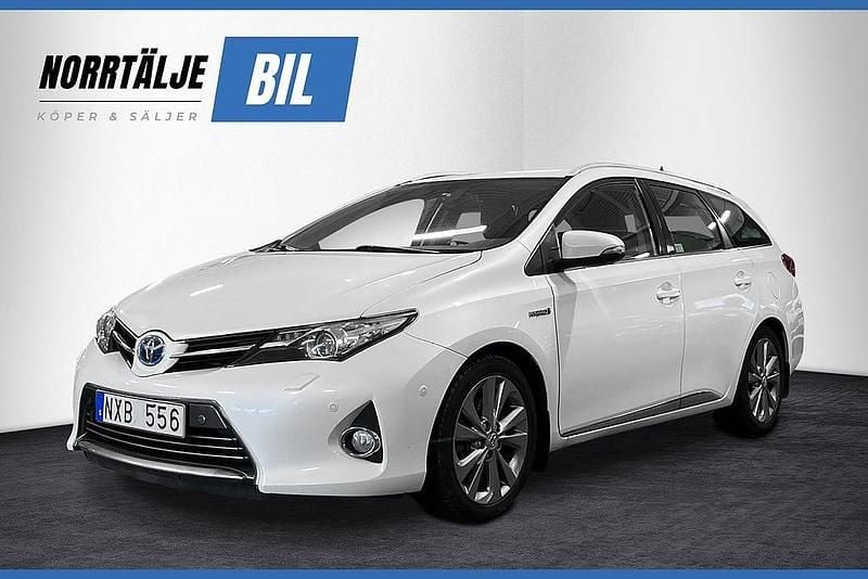 Vit Begagnad 2013 Toyota Auris Touring Sports Executive Kombi | 99 900 kr (Marknadspris) - Bild 1/3