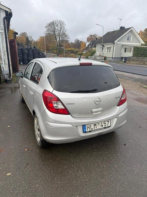 Grå Begagnad 2008 Opel Corsa Halvkombi | 22 000 kr (Marknadspris) - Bild 1/4