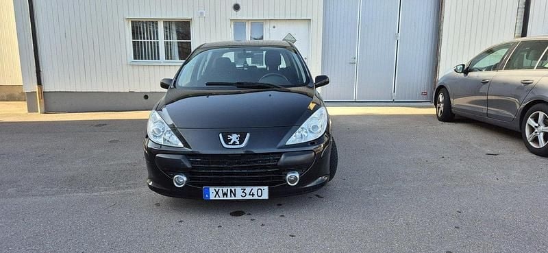 Svart Begagnad 2006 Peugeot 307 Halvkombi | 19 900 kr (Marknadspris) - Bild 1/4