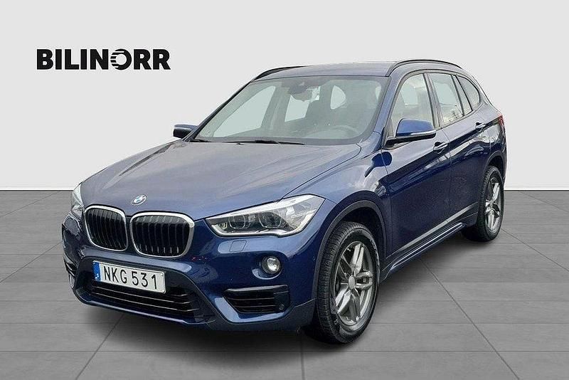 Blå Begagnad 2018 BMW X1 Sport Line SUV | 229 900 kr (Marknadspris) - Bild 1/4