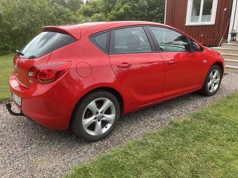 Röd Begagnad 2012 Opel Astra Enjoy Halvkombi | 75 000 kr (Lite dyr) - Bild 1/4