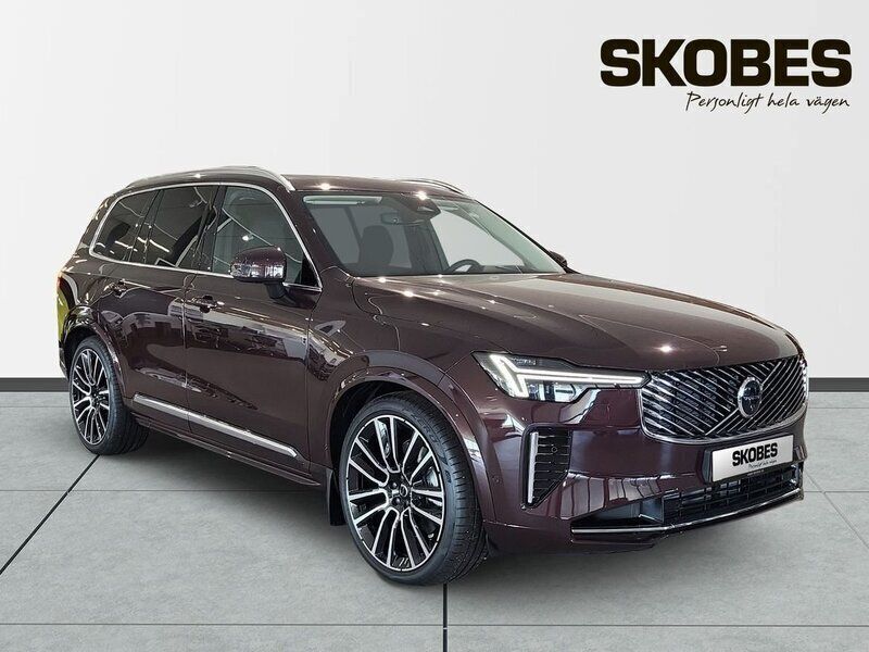 Mörkröd (röd) Ny 2025 Volvo XC90 Ultra SUV | 1 065 600 kr - Bild 1/4