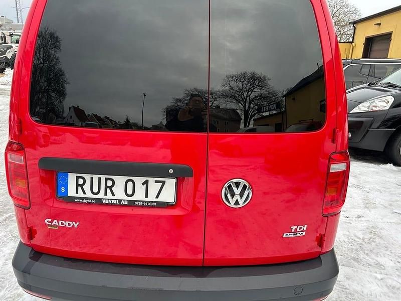 Begagnad VW Caddy 102 HK (75 kW) 2016 Röd Minibuss