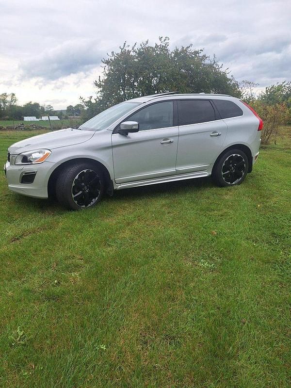 Vit Begagnad 2013 Volvo XC60 R-Design SUV | 154 000 kr (Marknadspris) - Bild 1/4