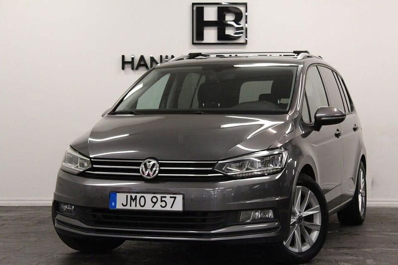 Mörkgrå (grå) Begagnad 2016 VW Touran Minibuss | 179 900 kr (Marknadspris) - Bild 1/4