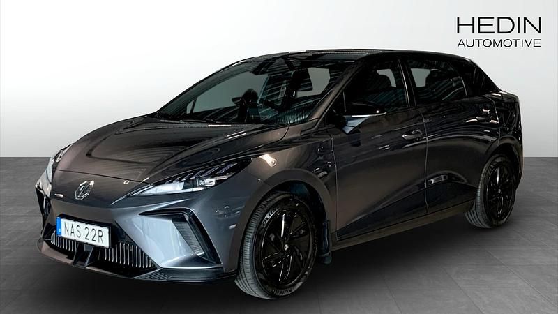 Grå (grey) Begagnad 2023 MG MG4 EV Halvkombi | 254 900 kr (Marknadspris) - Bild 1/4