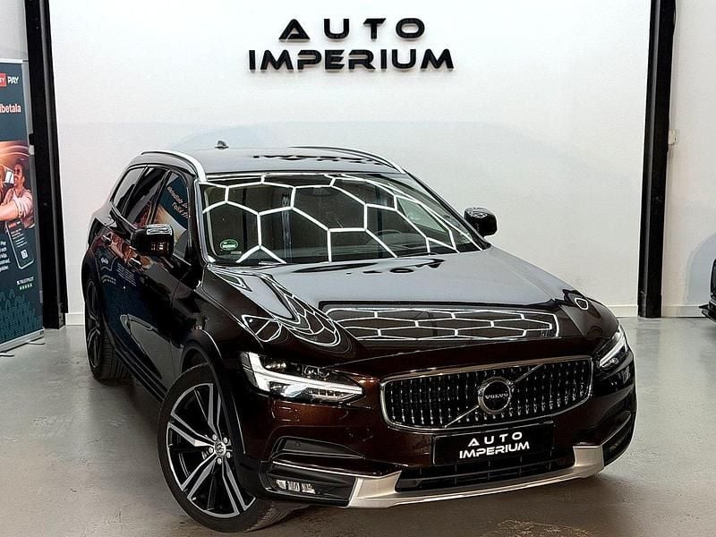 Mörkbrun Begagnad 2019 Volvo V90 CC Momentum Kombi | 279 900 kr (Marknadspris) - Bild 1/4